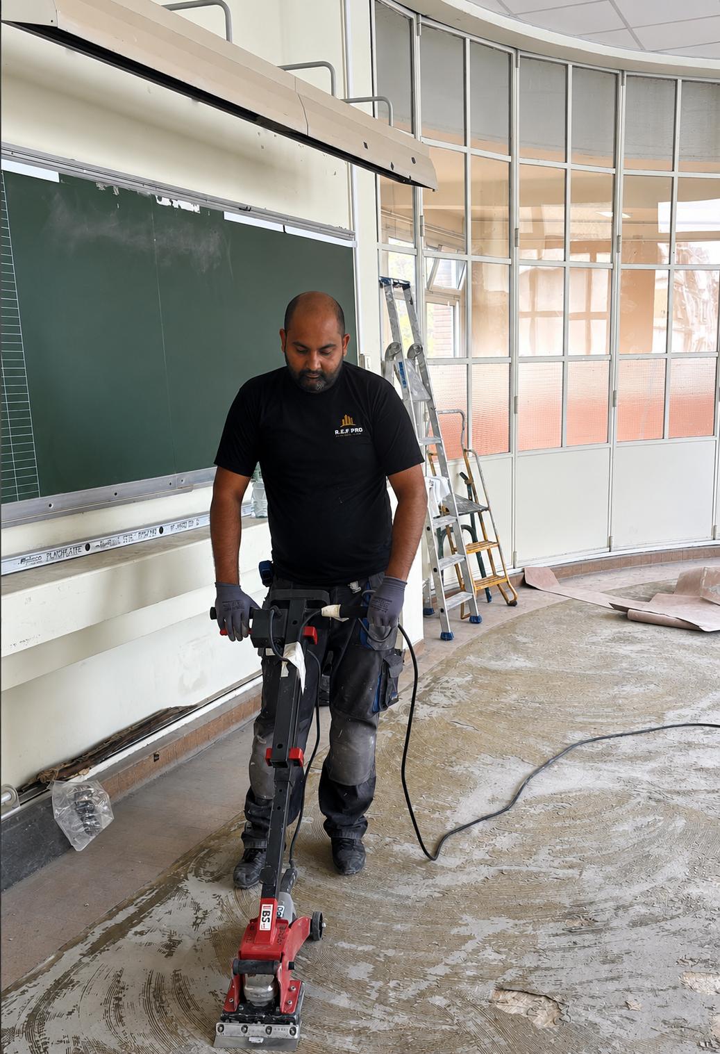 Artisan REF PRO préparant un sol avant rénovation