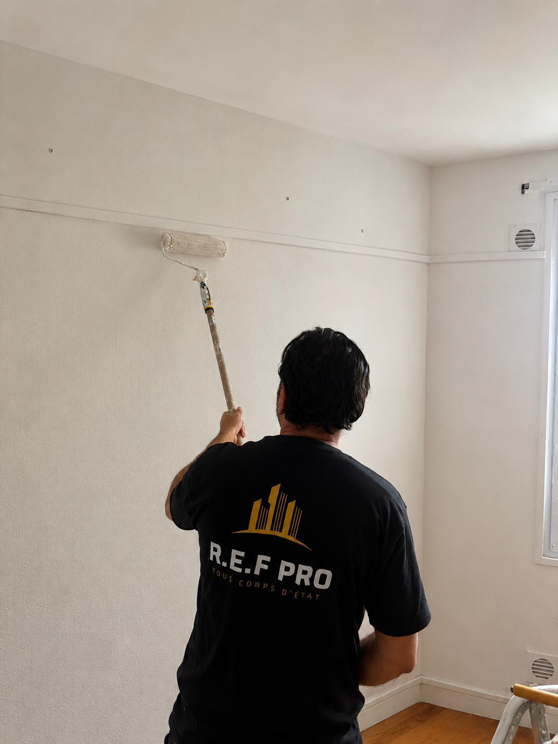 Artisan REF PRO peignant un mur
